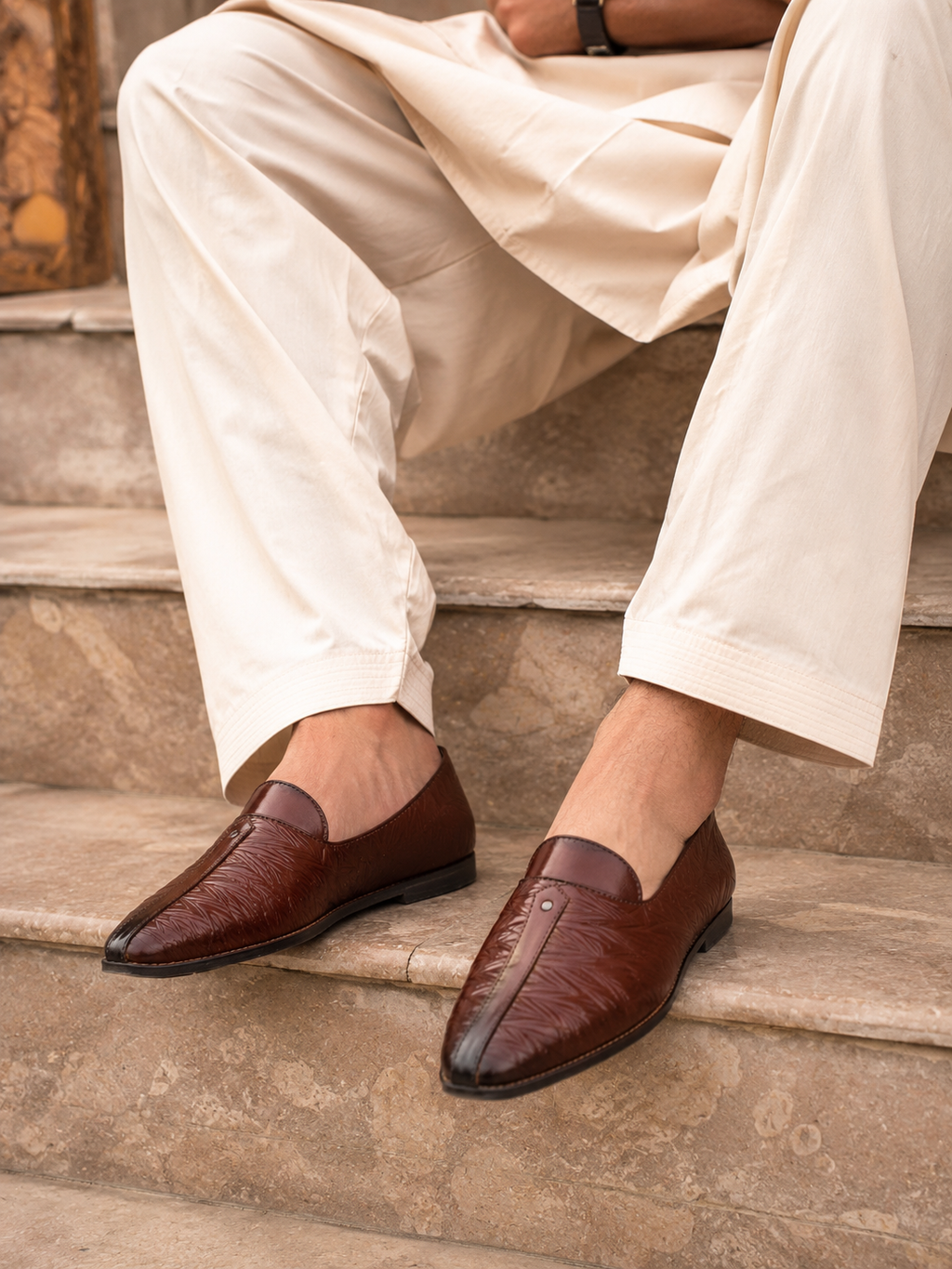 ZAVIO Crown Textured Khussa — Cognac Brown