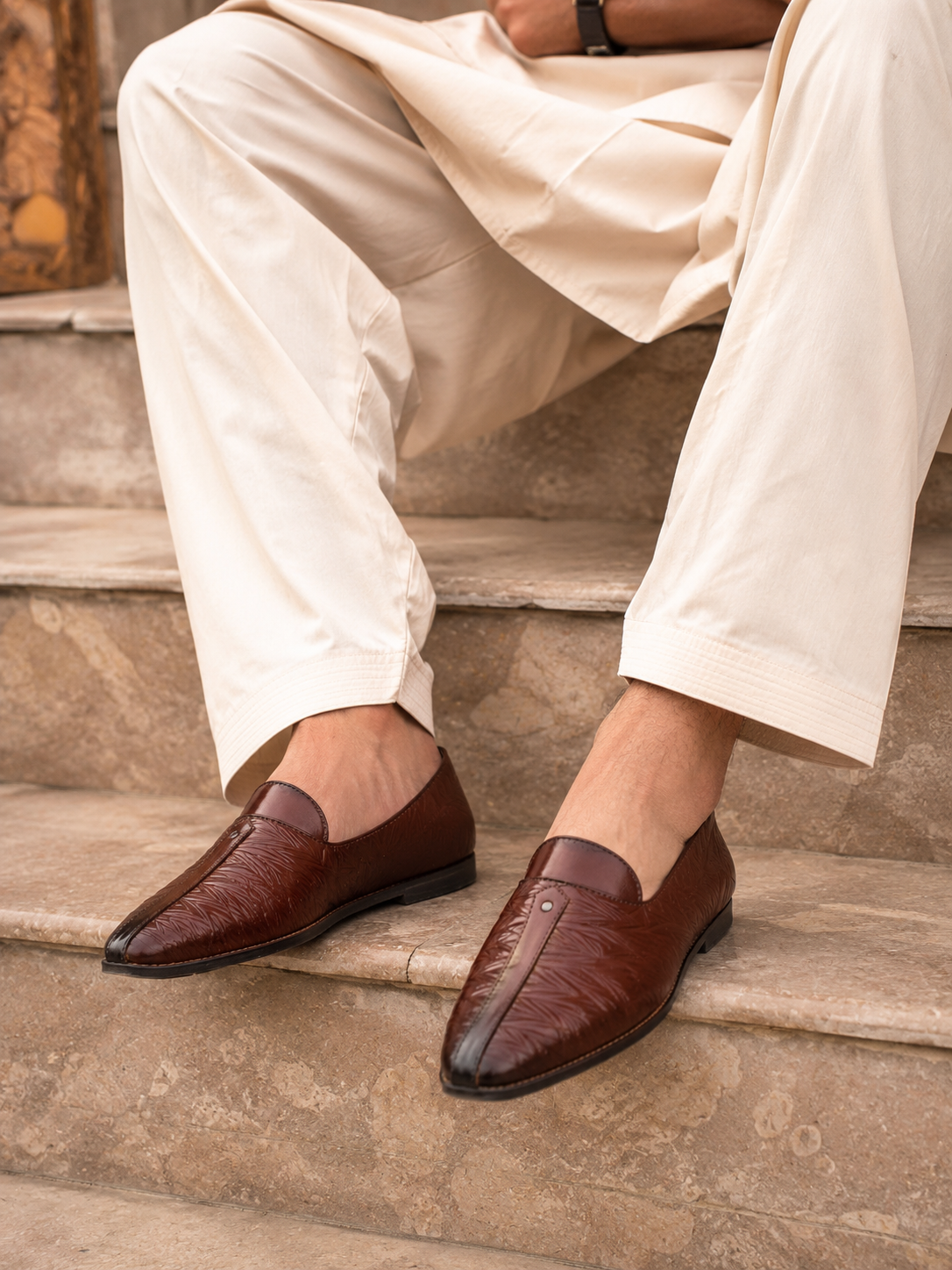 ZAVIO Crown Textured Khussa — Cognac Brown